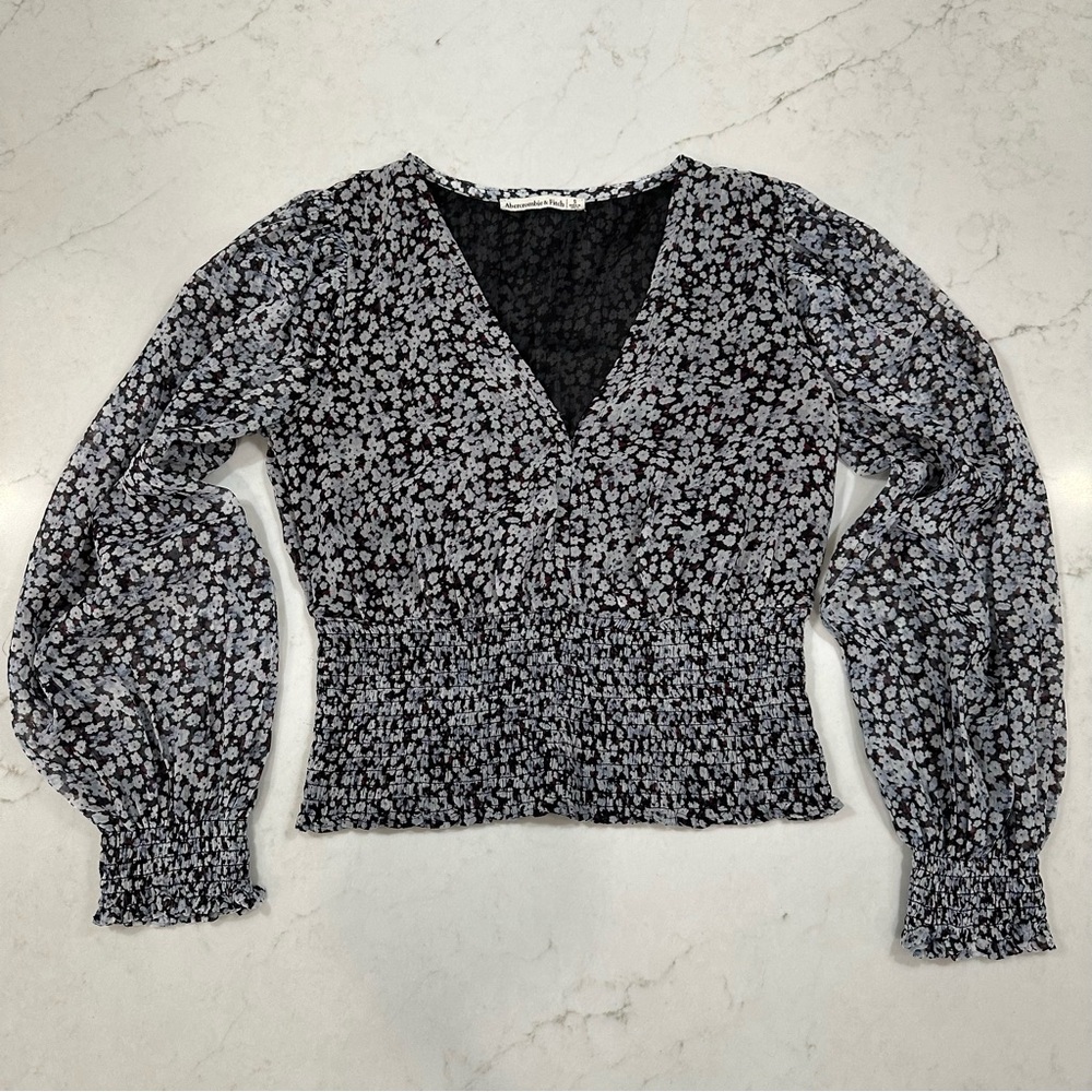 ✨MUST GO✨A&F Floral Blouse